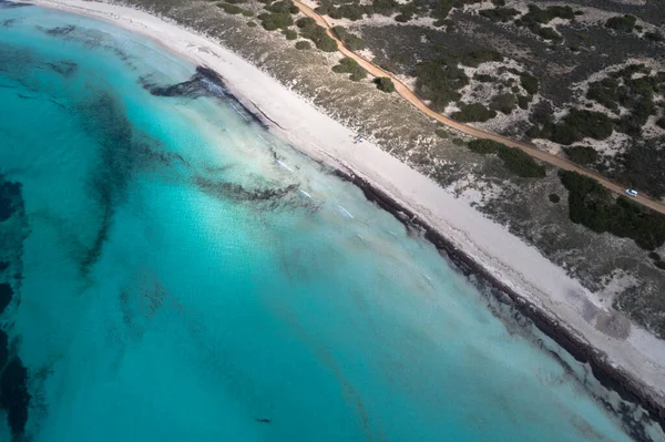 無人機で空中から見た砂や岩とターコイズブルーの水でヨーロッパで最高のビーチ — ストック写真