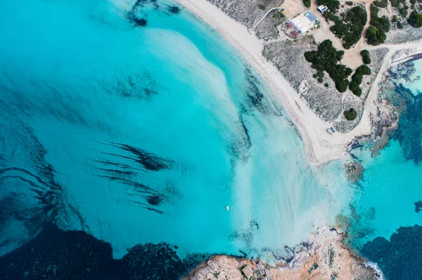 Avrupa Nın Iyi Kumsalı Turkuaz Suları Kumlu Taşlı Havadan Insansız — Stok fotoğraf