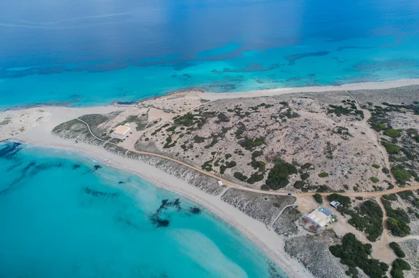 欧洲最好的海滩 绿松石水配沙石 从空中用无人机看到的岩石 — 图库照片