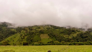 Ekvador Alplerinde bulutlu yeşil dağlar