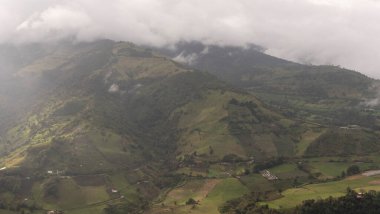 Dağlar ve ekvatorlu yeşil tepeler