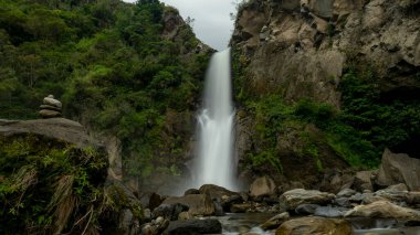 Ekvador dağlarında, doğanın ortasında inanılmaz ve çeşitli şelaleler.