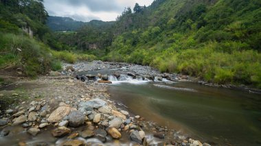 Ekvator 'daki nehrin etkileyici uzun pozlama görüntüsü.