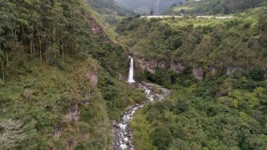 Ekvador And Dağları 'ndaki yemyeşil ve yemyeşil bitki örtüsüyle çevrili harika şelaleler bir insansız hava aracıyla havadan görüldü.