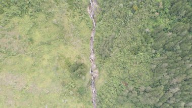 Ekvador And Dağları 'ndaki yemyeşil ve yemyeşil bitki örtüsüyle çevrili harika şelaleler bir insansız hava aracıyla havadan görüldü.