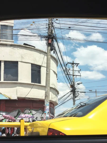 Quito, Ekvador şehrinde bir taksiden görülen kablo manzarası.