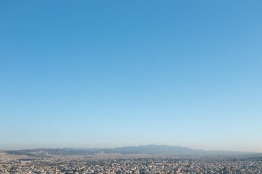 Atina Şehir Merkezi Skyline: Geniş Mavi Gökyüzü Altında Şehir Mimarisi. Yüksek kalite fotoğraf