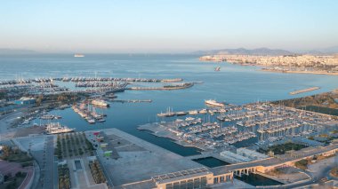 Marina Delta Kallithea ve Yunan Yat Kulübü 'nün sakin bir hava görüntüsü, Atina' nın deniz manzarasının huzur verici güzelliğini gözler önüne seriyor..