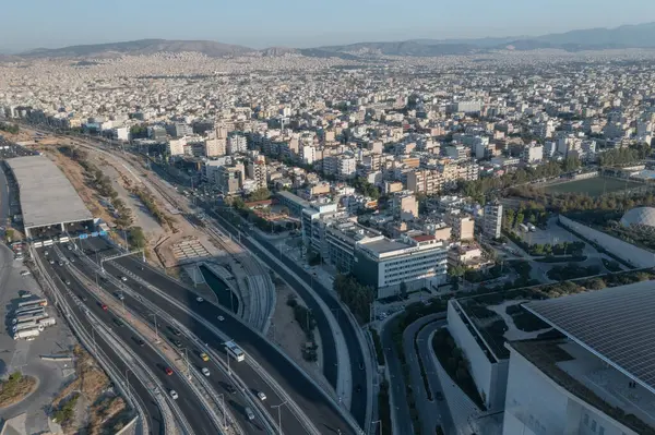 Lanet olası Leof. Poseidonos otoyolu, Atina 'nın şehir merkezini kesiyor, modern yapılar ve zamansız şehir manzarasıyla çevrili.