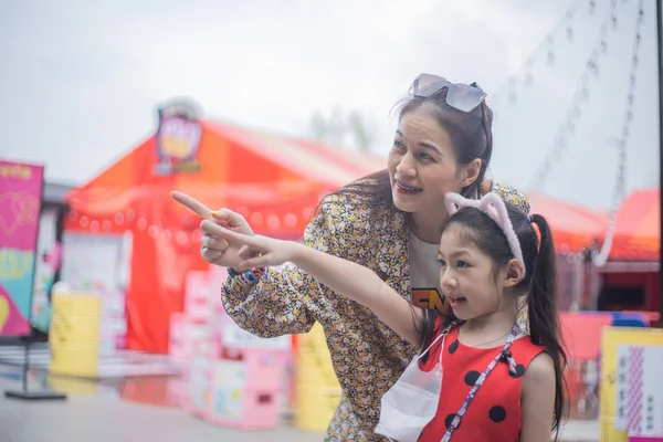 Anne ve kızı alışveriş merkezinde bir şey arıyorlar..