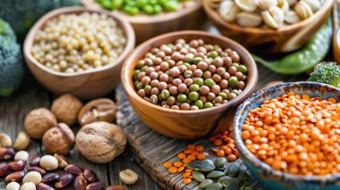 Vejetaryen bir sporcunun yakın çekimlerinde alternatif protein kaynakları sergileniyor.