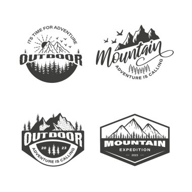 Dağ logosunu ve açık hava illüstrasyonunu tek renkli elle çizilmiş eski tarz vektör ile ayarla