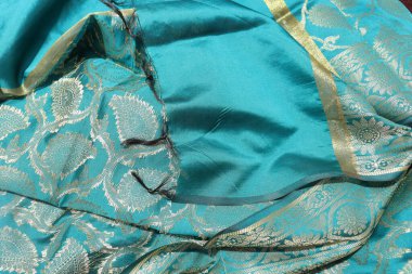 Geleneksel Kadın El Yapımı Sari Beyaz Arkaplanda İzole Edildi