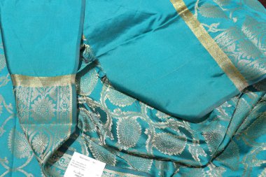 Geleneksel Kadın El Yapımı Sari Beyaz Arkaplanda İzole Edildi