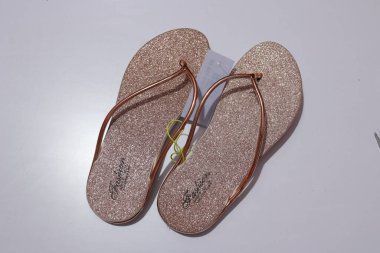 Beyaz Arkaplan, Haydarabad, Hindistan 'da Pembe Terlikler Giydirilmiş Kadınlar