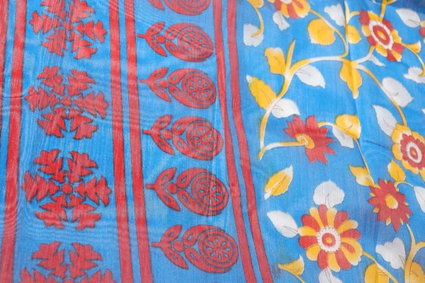 Vrouwen Traditionele Handgemaakte Werk Saree Geïsoleerd Witte Achtergrond — Stockfoto