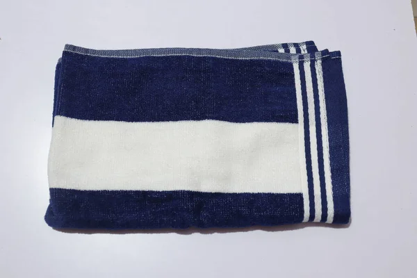 白色背景的蓝白相间的条纹浴巾 — 图库照片