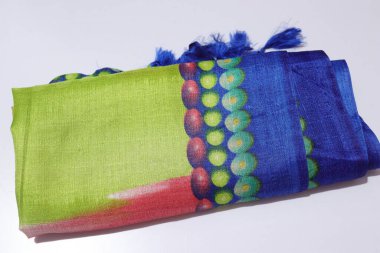 Beyaz Arkaplanda Renkli El Yapımı Sari İzole Edildi