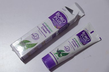 BoroPlus Antiseptik Kremi, Beyaz Arkaplanda, Hyderabad Hindistan 'da izole edildi.