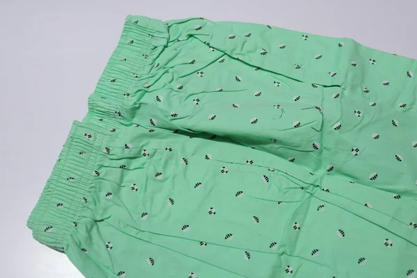 Pantalones Cortos Masculinos Verdes Aislados Sobre Fondo Blanco —  Fotos de Stock