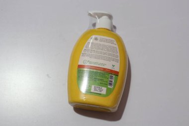 Mamaearth C vitamini güneş kremi, sarı şişede vücut losyonu