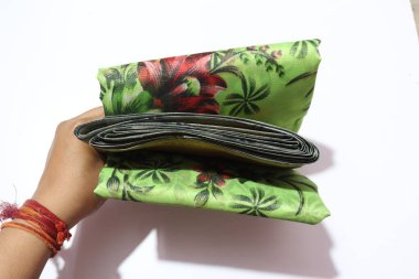 Geleneksel Kadın El Yapımı Sari Beyaz Arkaplanda İzole Edildi