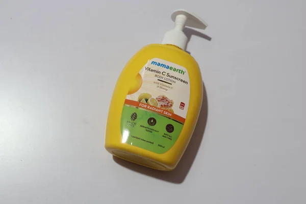 Top View Mamaearth Vitamin Sunscreen Body Lotion Yellow Bottle — Stock Photo, Image