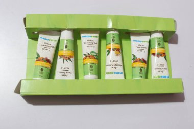 Beyaz Arkaplanda, Haydarabad, Telangana, Hindistan 'da izole edilmiş, zerdeçal vitaminli Ubtan yüz kiti