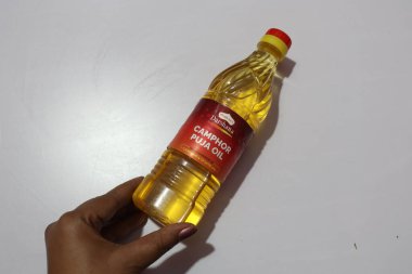 El ele tutuşup şişede Kafur Puka yağı.