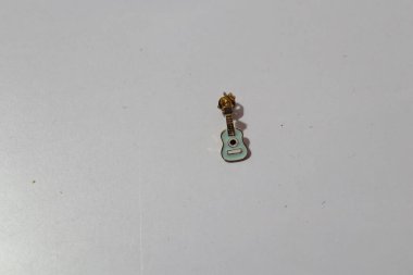 Antika Altın Kaplama Yeşil Renkli Gitar Düşürme Küpesi Beyaz Arkaplanda İzole Edildi