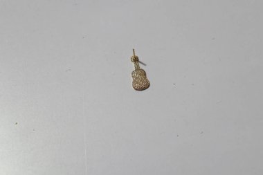 Antika Altın Kaplama Yeşil Renkli Gitar Düşürme Küpesi Beyaz Arkaplanda İzole Edildi