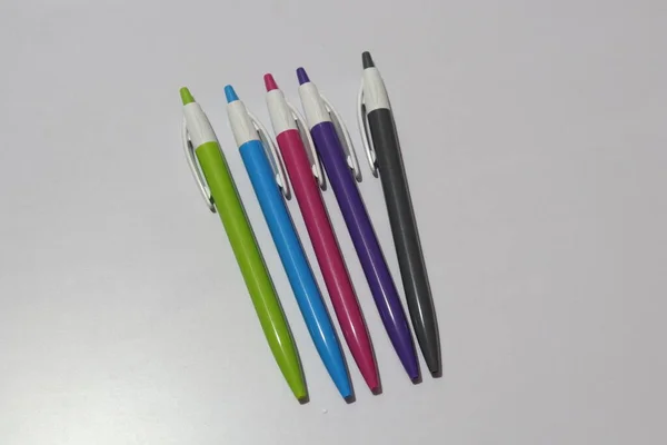 Beyaz Arkaplana Boyama Yazma Için Renkli Kalemler — Stok fotoğraf