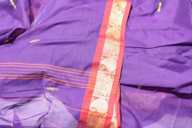 Mor Geleneksel Sari Beyaz Arkaplanda İzole Edildi