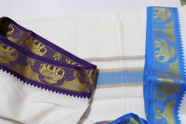 Geleneksel El Yapımı Sari Beyaz Arkaplanda İzole Edildi