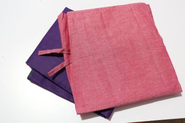 Geleneksel El Yapımı Sari Beyaz Arkaplanda İzole Edildi