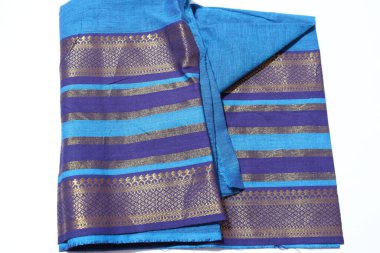 Kadın Mavi El Yapımı Sari Beyaz Arkaplanda İzole Edildi