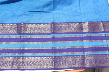 Kadın Mavi El Yapımı Sari Beyaz Arkaplanda İzole Edildi