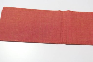 Beyaz Arkaplanda Geleneksel Kırmızı Sari İzole Edildi