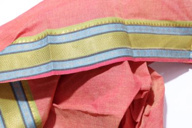 Beyaz Arkaplanda Geleneksel Kırmızı Sari İzole Edildi