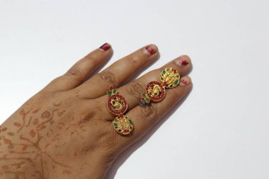 Yapay el, beyaz arka planda izole edilmiş taştan zincir boncuklar.