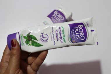BoroPlus Antiseptik Kremi, Beyaz Arkaplanda, Hyderabad Hindistan 'da izole edildi.