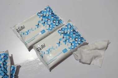 İki ıslak mendil arka kısmının üst görünümü