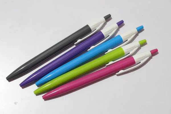 彩色钢笔 用于白色底色的着色和书写 — 图库照片