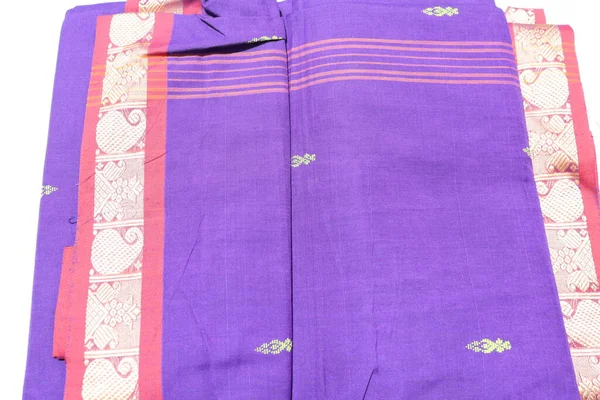 Фиолетовый Традиционный Сари Изолированы Белом Фоне — стоковое фото