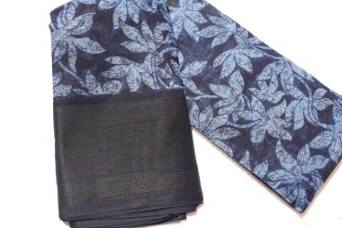 Kadın Mavi El Yapımı Sari Beyaz Arkaplanda İzole Edildi