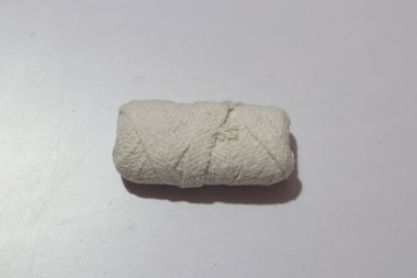 Beyaz üzerine sarılmış pamuk dantelin yakın plan görüntüsü