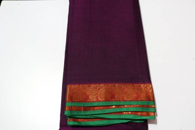 Mor El Yapımı Kadın Sarisi Beyaz Arkaplanda İzole Edildi