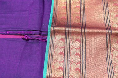 Mor El Yapımı Kadın Sarisi Beyaz Arkaplanda İzole Edildi