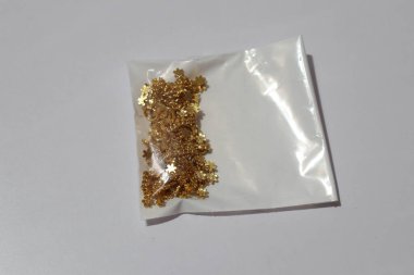 Yapay el, beyaz arka planda izole edilmiş taştan zincir boncuklar.