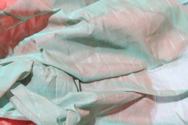 Geleneksel El Yapımı Sari Beyaz Arkaplanda İzole Edildi